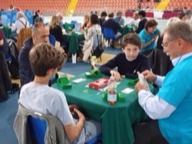 Bambini ed adulti giocano a bridge assieme